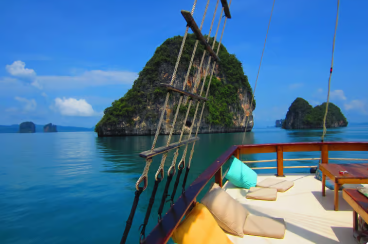 Tradisjonell båt i Phang Nga-bukten og Hong Island