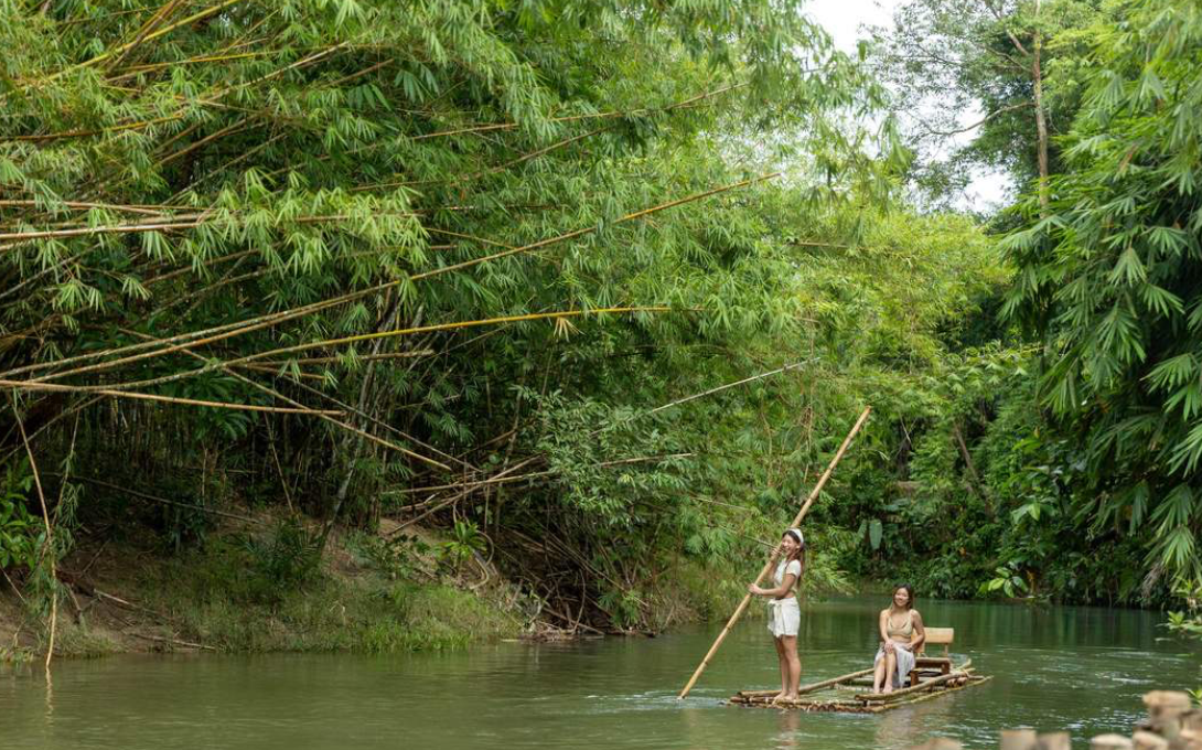 Manoot bamboo rafting og ATV i Khao Lak